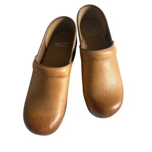 NWOB Dansko Tan Leather Celeste Clogs-Never worn!Size 7.5-8 (Size chart in pics)